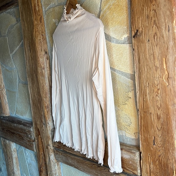 Mesh Turtleneck in Apricot 🫶 - Picture 6 of 11